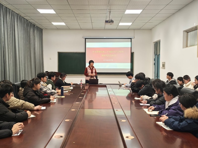 mx动漫
党委书记为学生上思政课